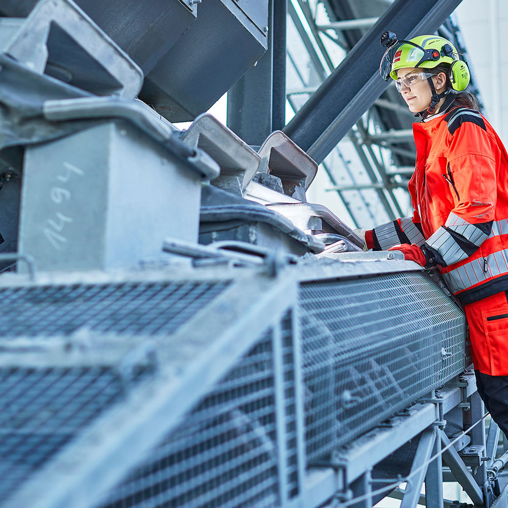 Women at crushing plant. Photo.