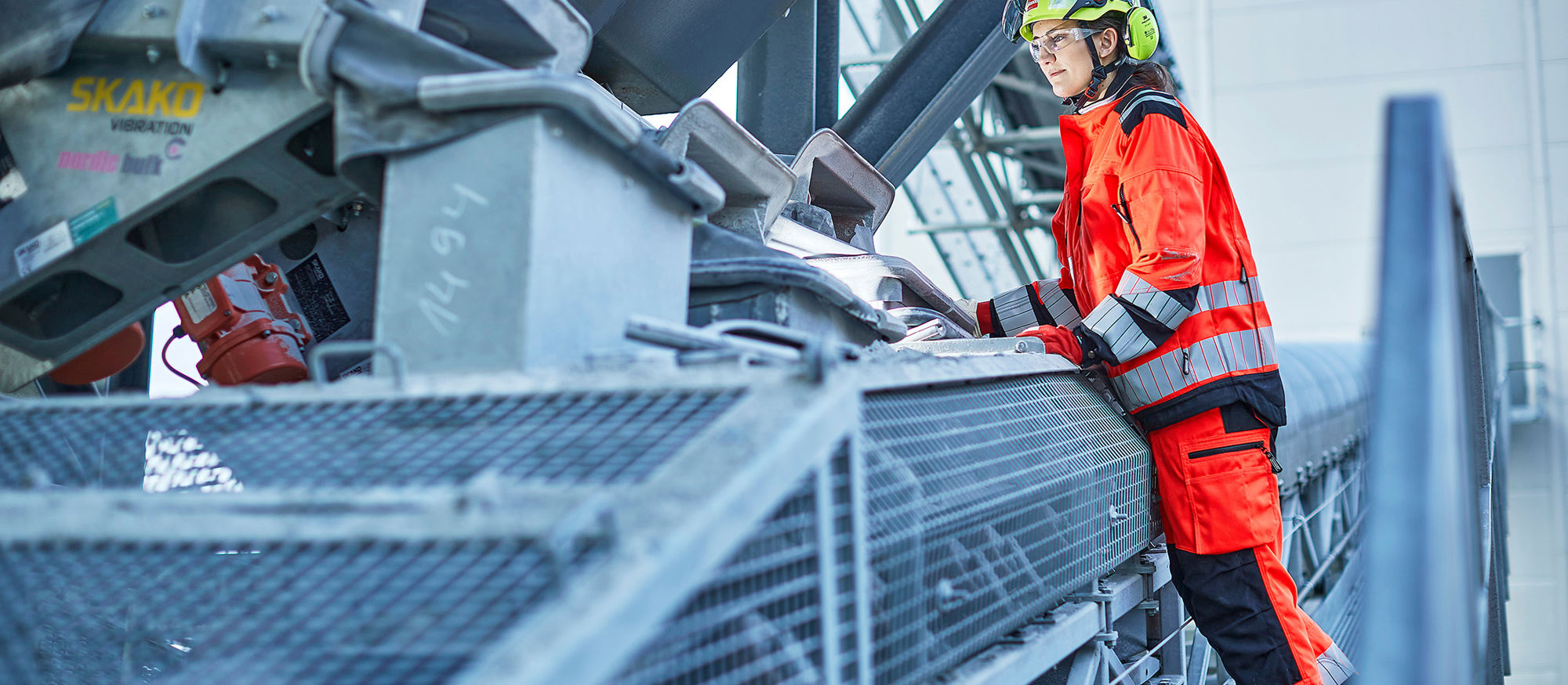 Women at crushing plant. Photo.