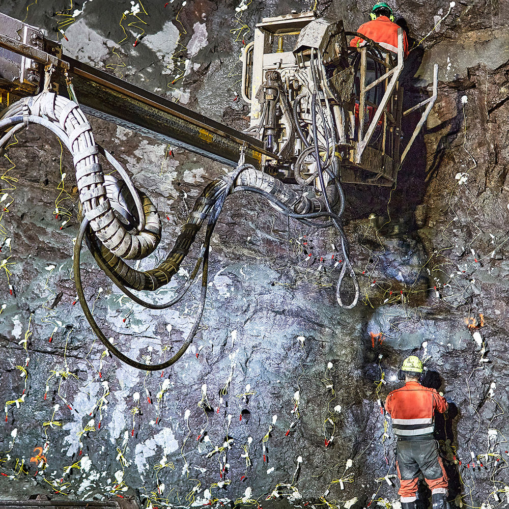 Tunneling. Rig and tunnel workers blow up rocks. Photo.