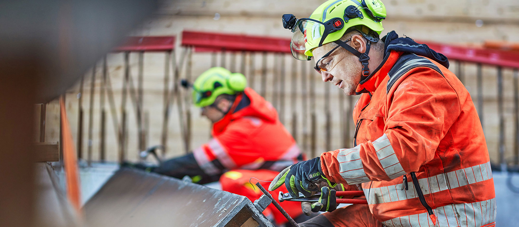 Two construction workers. Photo.