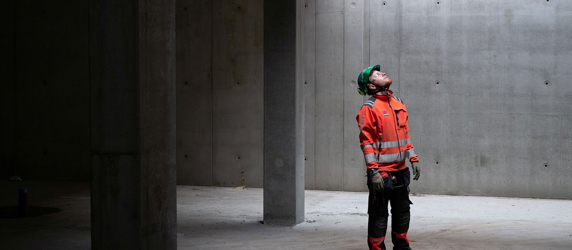 A man i a building with concrete walls. Photo.